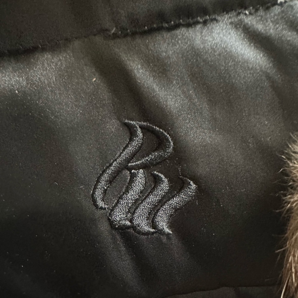 Chic Black Puffer Jacket with Faux Fur - Picture 2 of 3